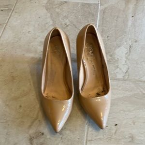 Size 5.5 nude 4in heel pointed toe